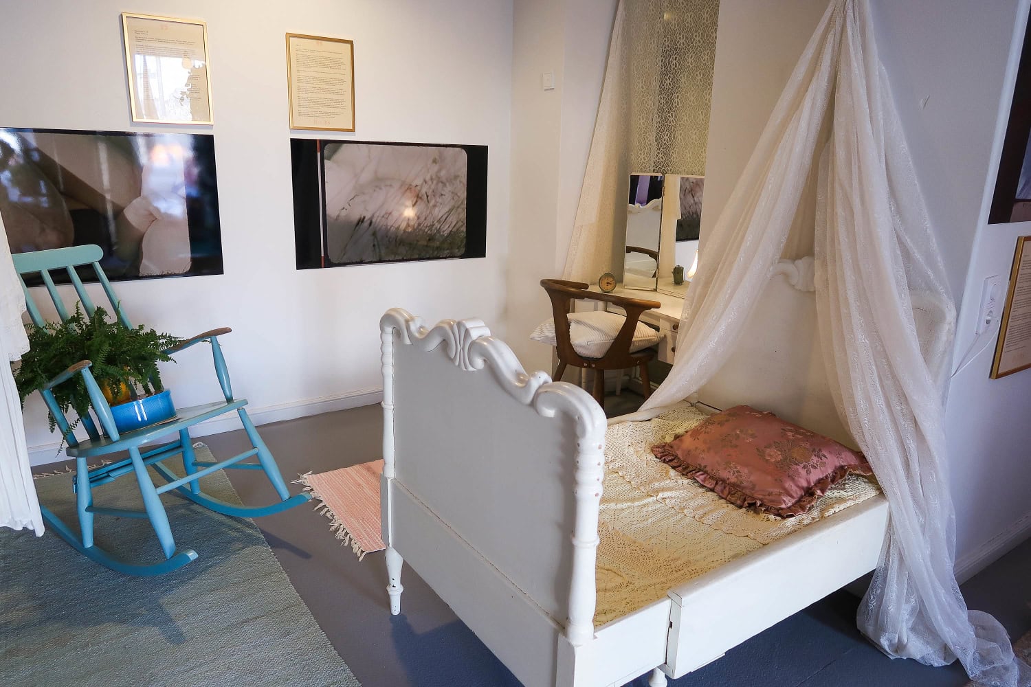 Näyttelyn rekvisiitat on valittu valokuvamallien tarinoiden mukaan.