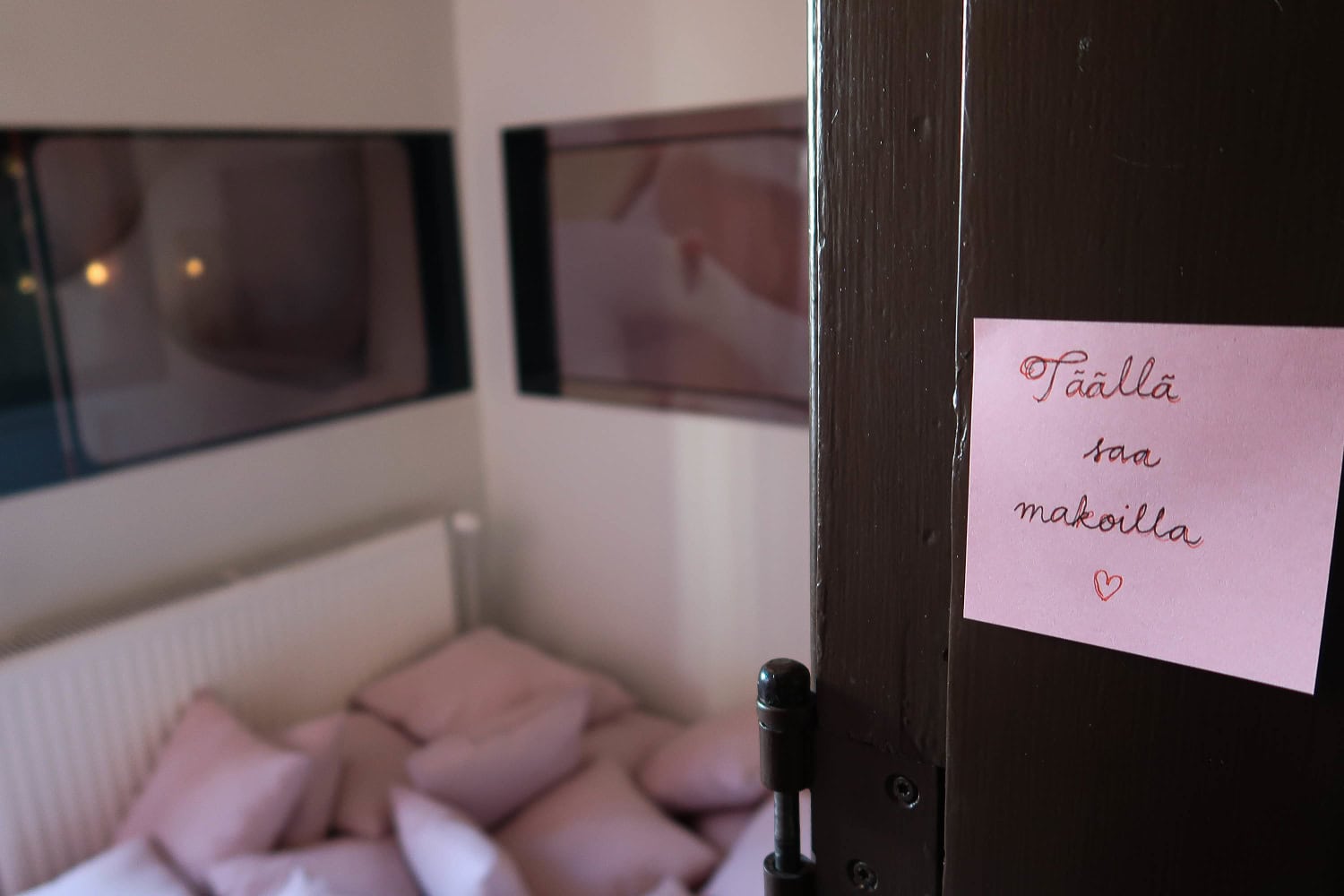 Näyttelyn rintakuvista voi myös nauttia makoillen.