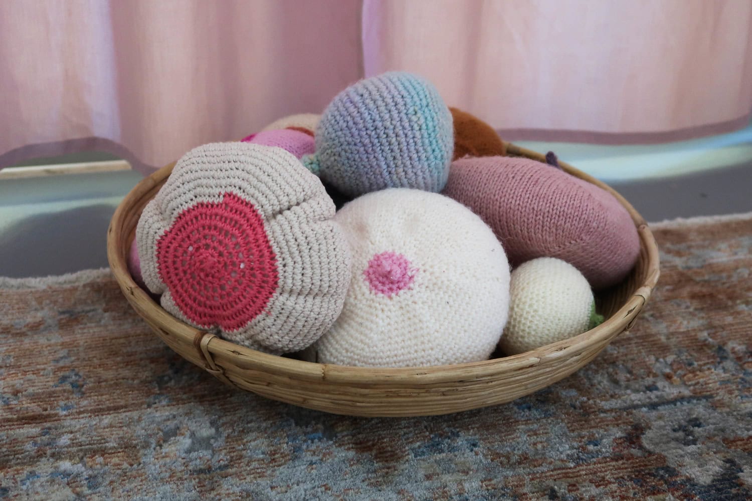 Näitä rintojen näköisiä pehmoleluja käytetään opetustarkoitukseen.