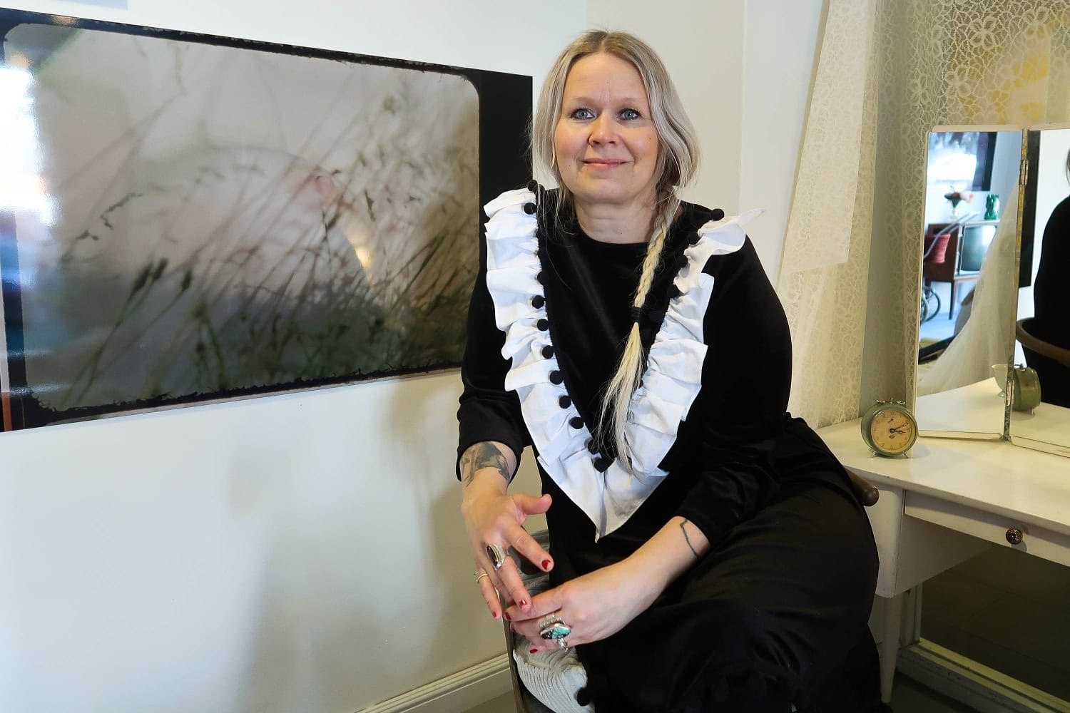 Paola Suhonen ottamansa valokuvan vieressä.