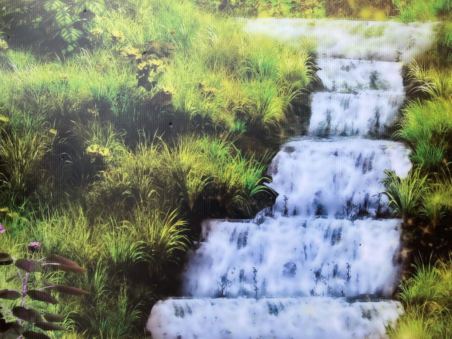 Pihan seinää koristaa muun muassa kuva purosta.