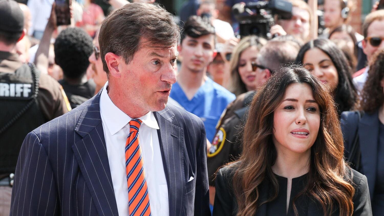 Ben Chew ja Camille Vasquez pitivät puheen oikeustaistelun päätyttyä 1. kesäkuuta oikeustalon ulkopuolella.