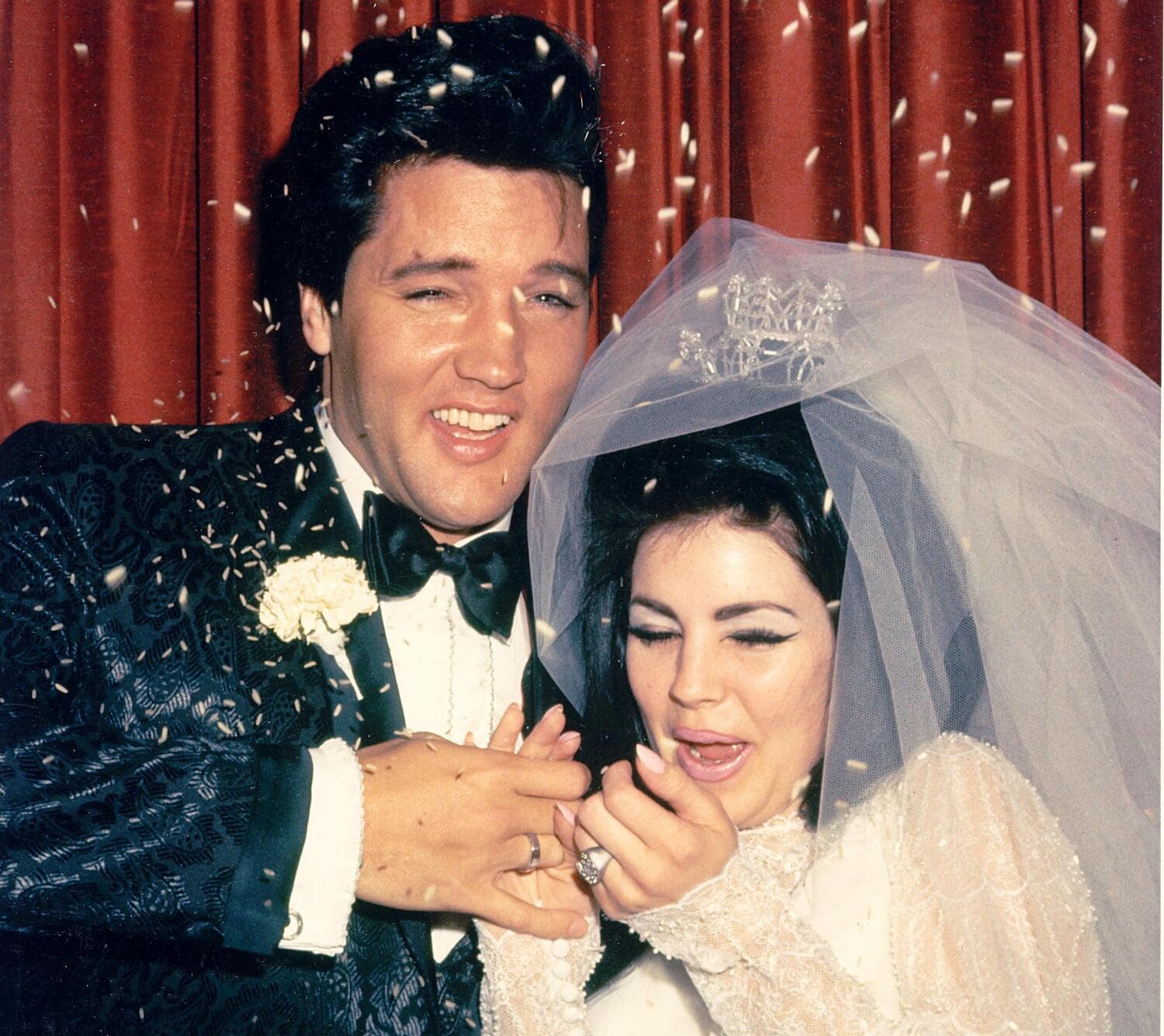 Elvis Presleyn ja Priscilla Presleyn hääkuva.