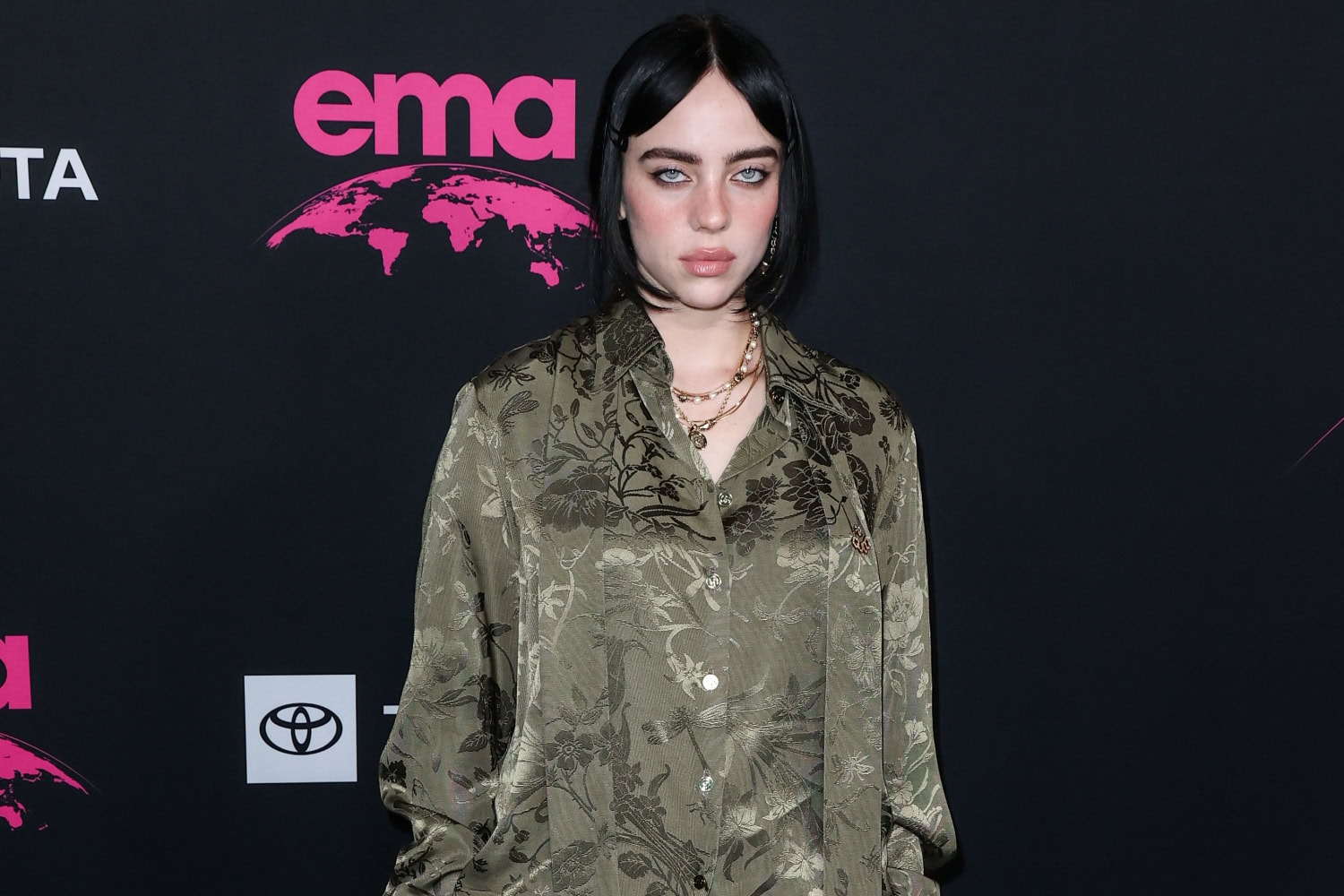 Tänä vuonna artisti on jälleen palannut mustaan hiusväriin.