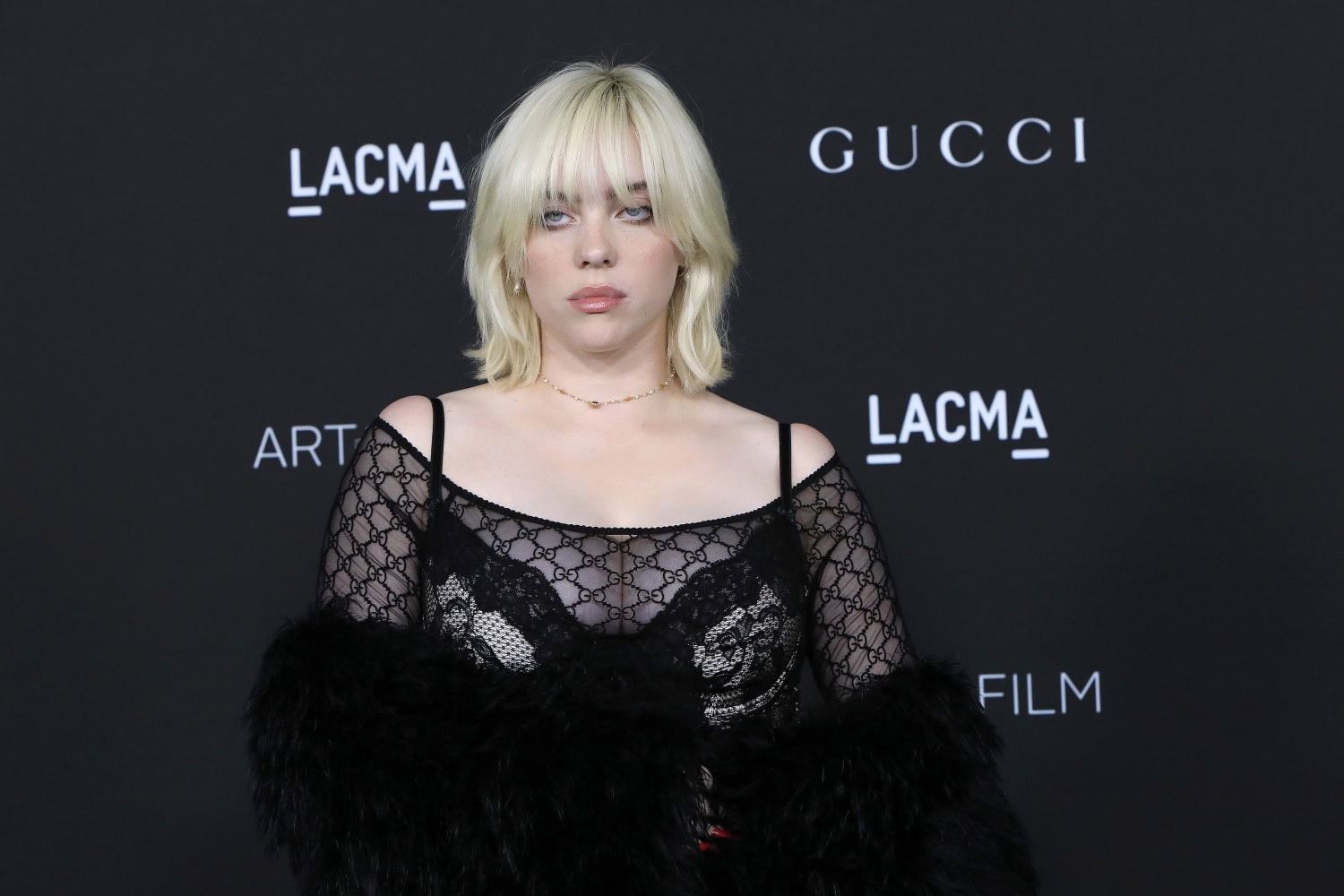 Eilish ei kokenut oloansa itsevarmaksi vaaleilla hiuksilla vuonna 2021.