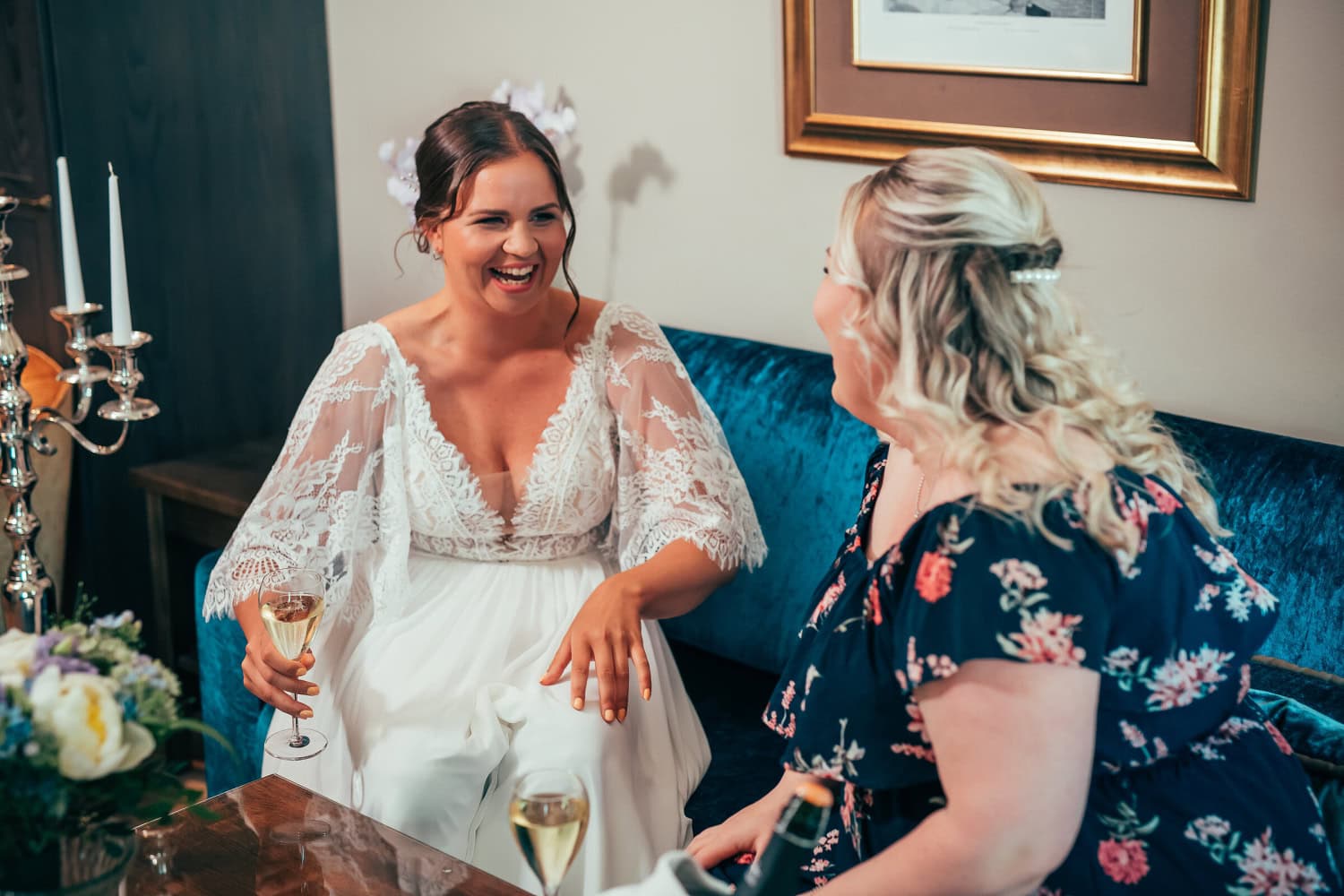 Emma on valtavan pettynyt, mutta päättää avoimin mielin tutustua sulhaseensa.