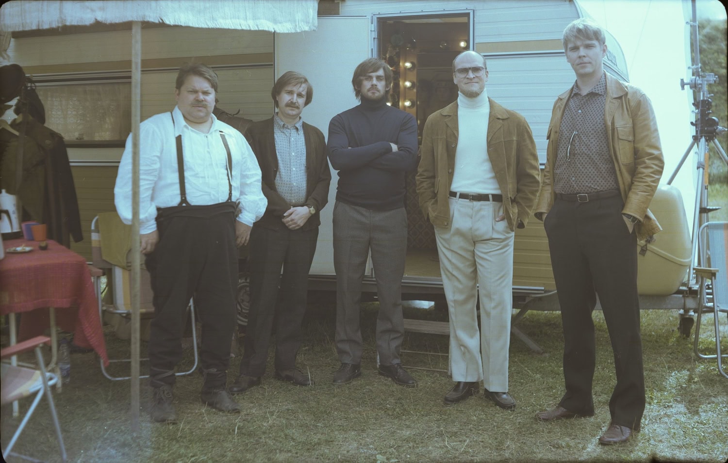 Ryhmäkuvassa oikealla on Aku Sipolan esittämä Loiri.