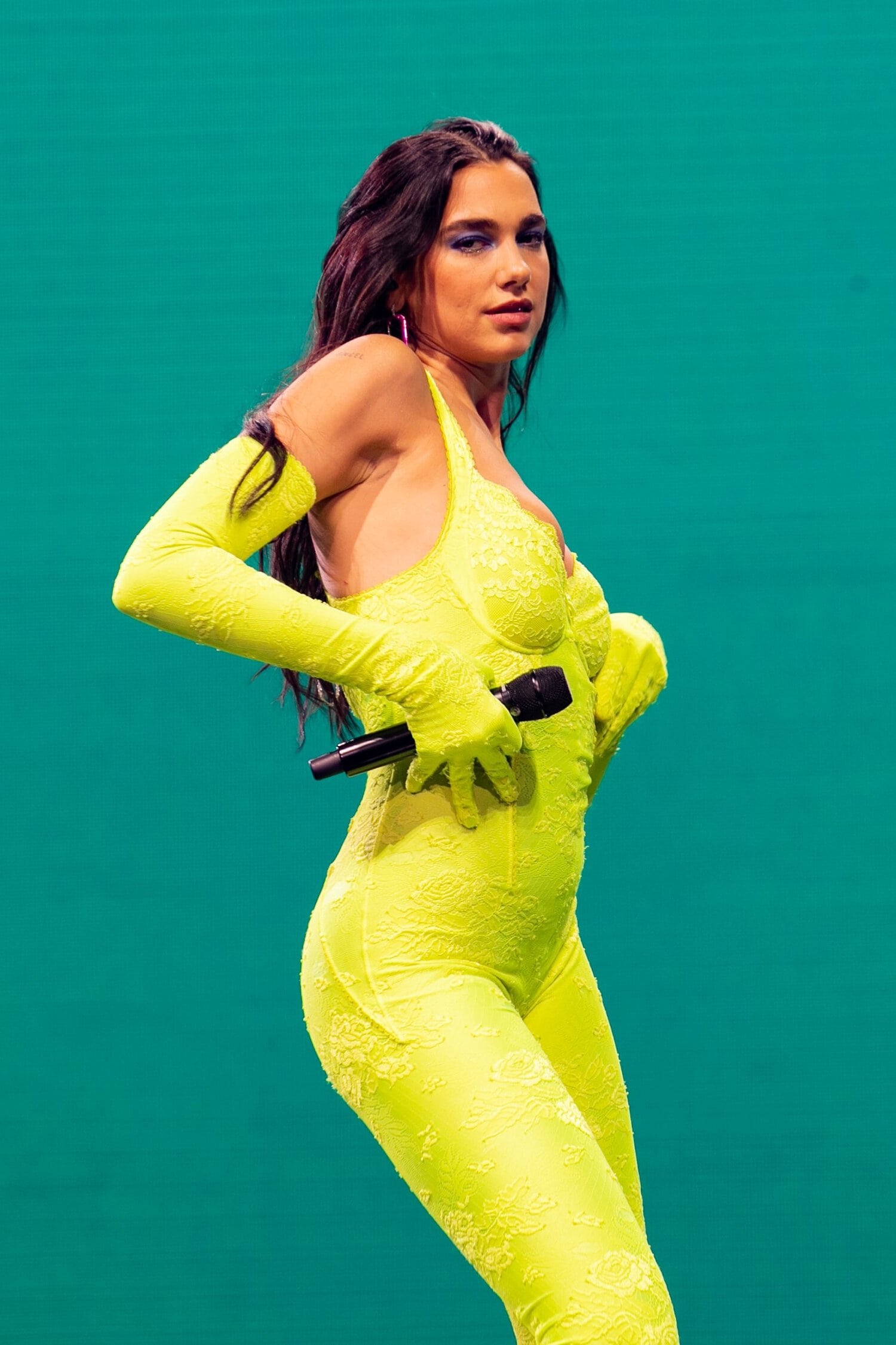 Dua Lipa nähtiin räväkän värisessä asussa Future Nostalgia -kiertueellaan.