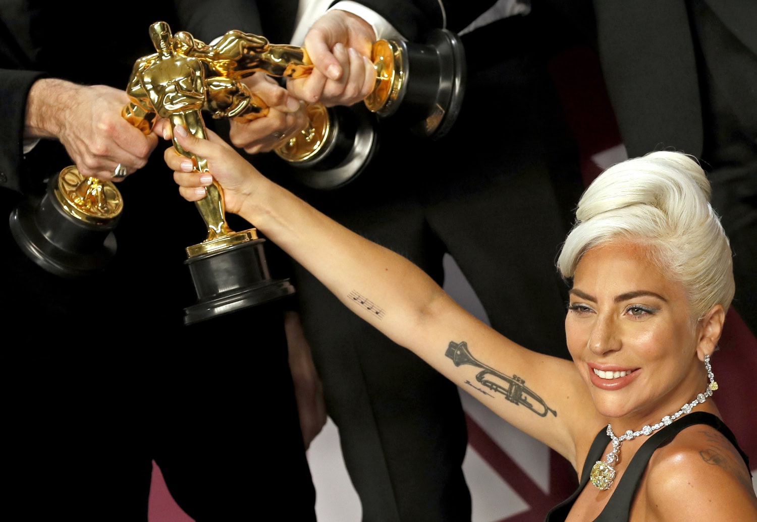 Lady Gaga voitti elämänsä ensimmäisen Oscarin Shallow-kappaleesta.