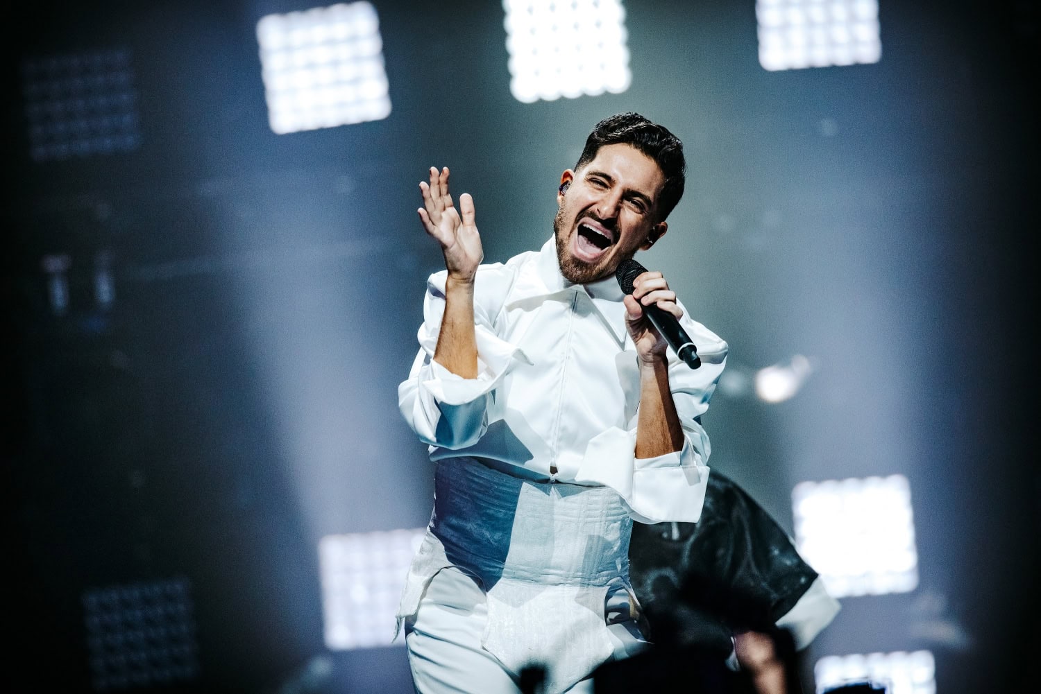 Michael Ben David vetää häpeilemättömän show'n Torinon Euroviisuissa.