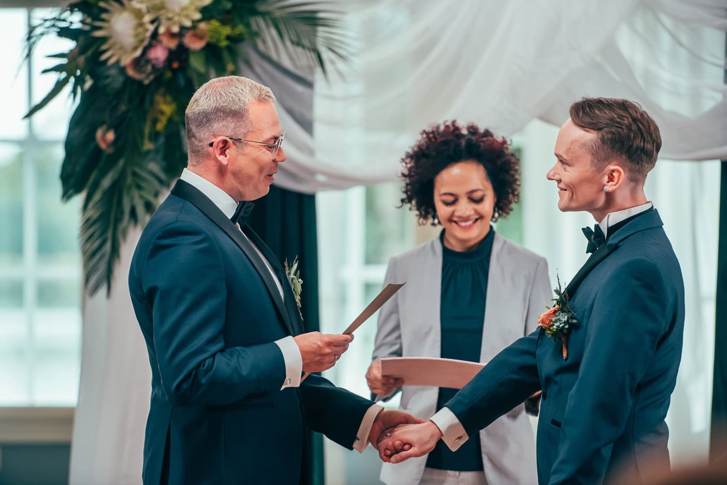 Pari rentoutuu nähdessään toisensa.