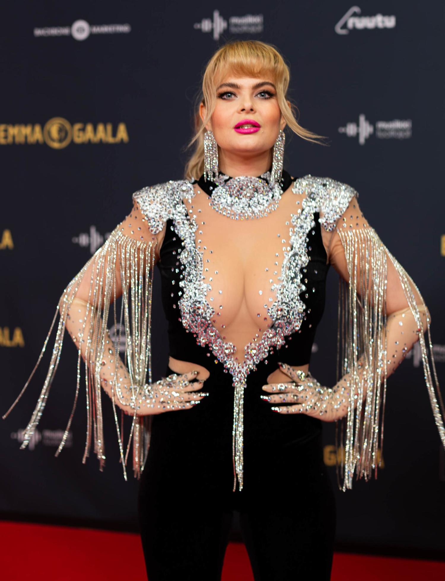 Erika Vikman loisti Emma-gaalan punaisella matolla kokovartaloasussaan.