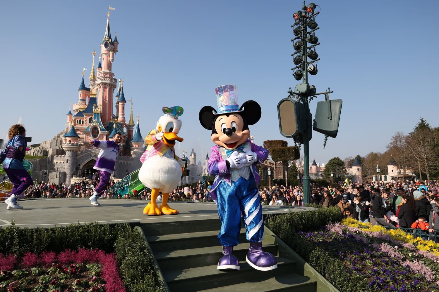 Pariisin Disneylandin lavalla esiintyvät yleensä monet tunnetut Disney-hahmot.