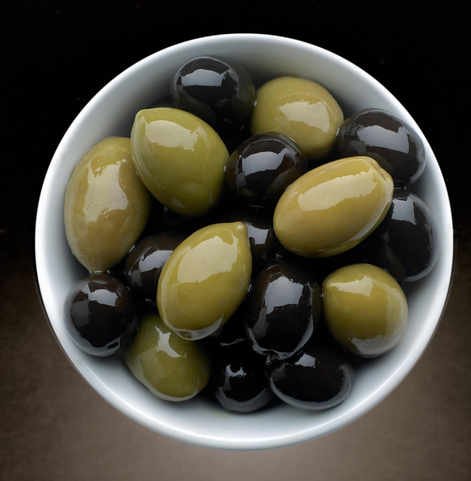 Vaikka mustat oliivit vaikuttavat mustilta, ovat ne alun perin vihreitä.