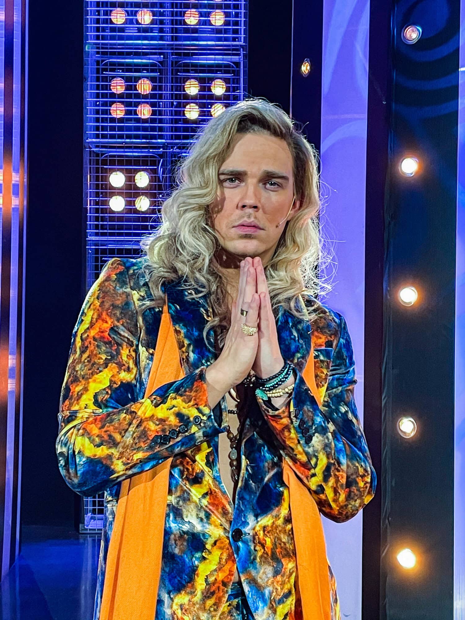 Aku Sipolan luoma sketsihahmo Hannu Gandhi teki moneen katsojaan vaikutuksen jo pelkällä sisääntulollaan.