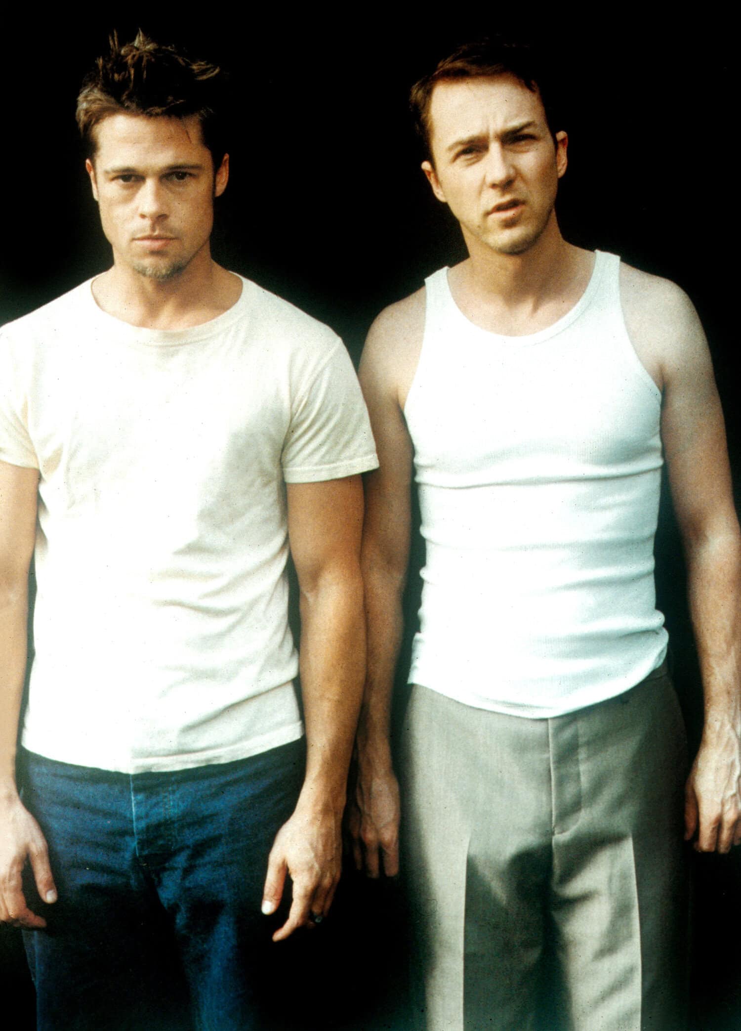 Brad Pitt (vas.) ja Edward Norton tähdittävät Fight Club -elokuvaa.