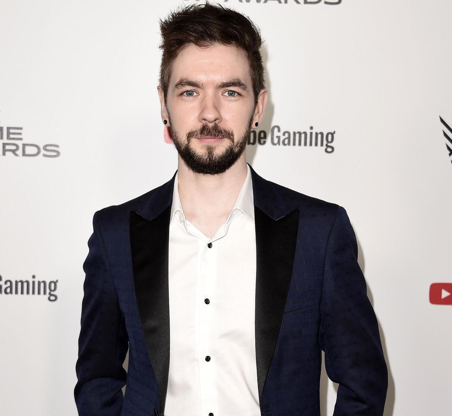 Jacksepticeye on alun perin Irlannista kotoisin ja asuu nykyään Englannissa.