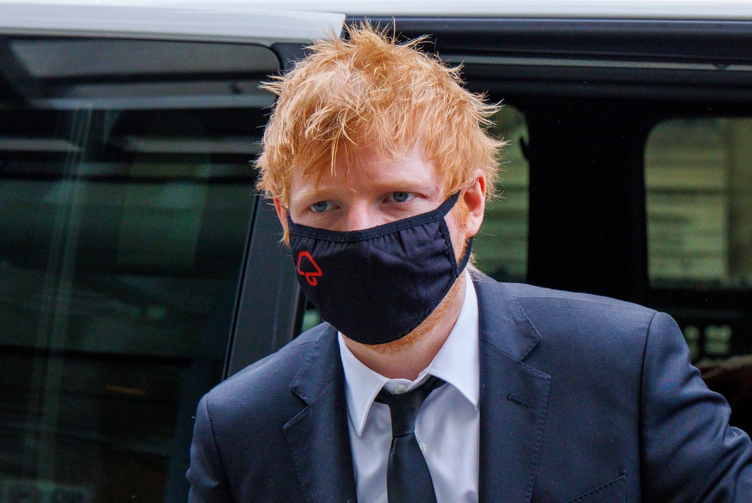 Ed Sheeran kävelemässä oikeudenkäyntiin.