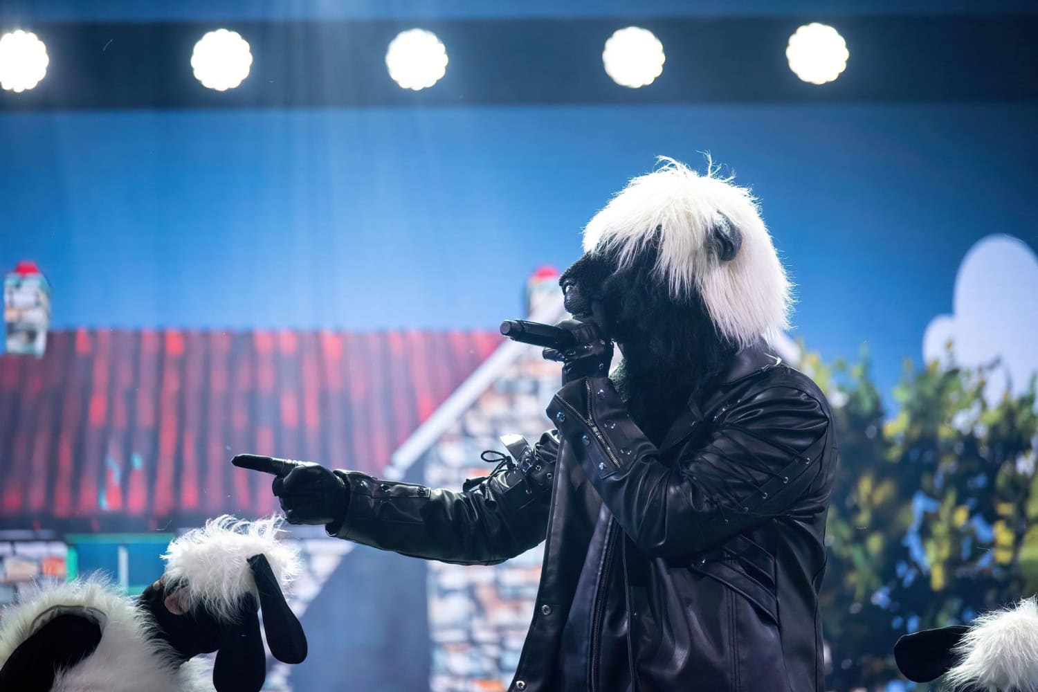 Musta-Lammas esiintyy tummanpuhuvana.