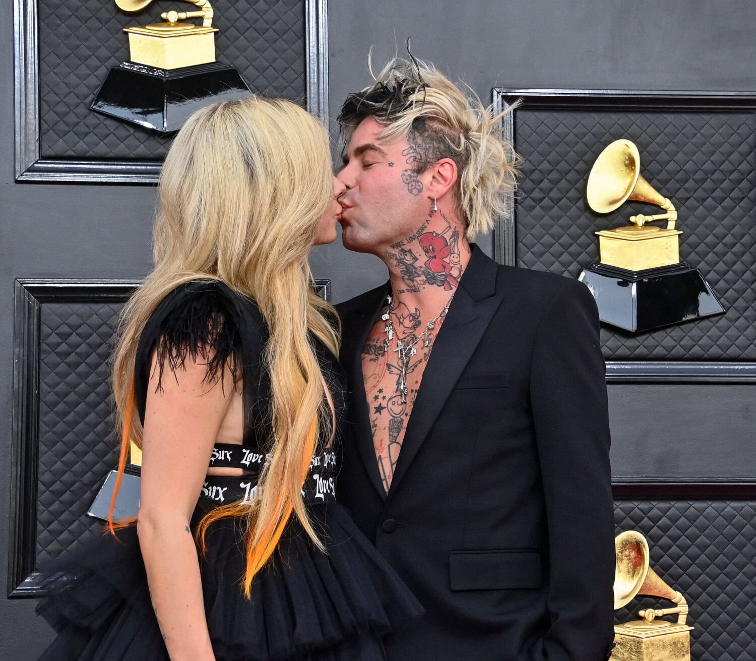 ”Tahdon! Rakastan sinua ikuisesti”, Lavigne kirjoittaa ranskaksi Instagram-julkaisussaan.