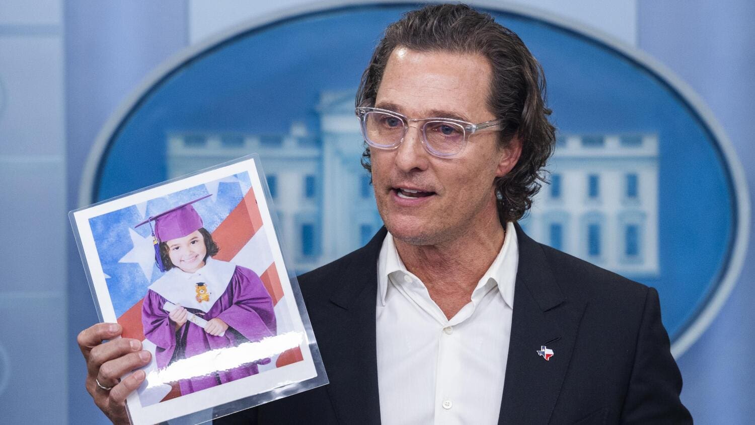 Näyttelijä Matthew McConaughey nosti yhden Texasin kouluammuskelun uhrin Lithianin kuvan Valkoisen talon yleisön edessä.