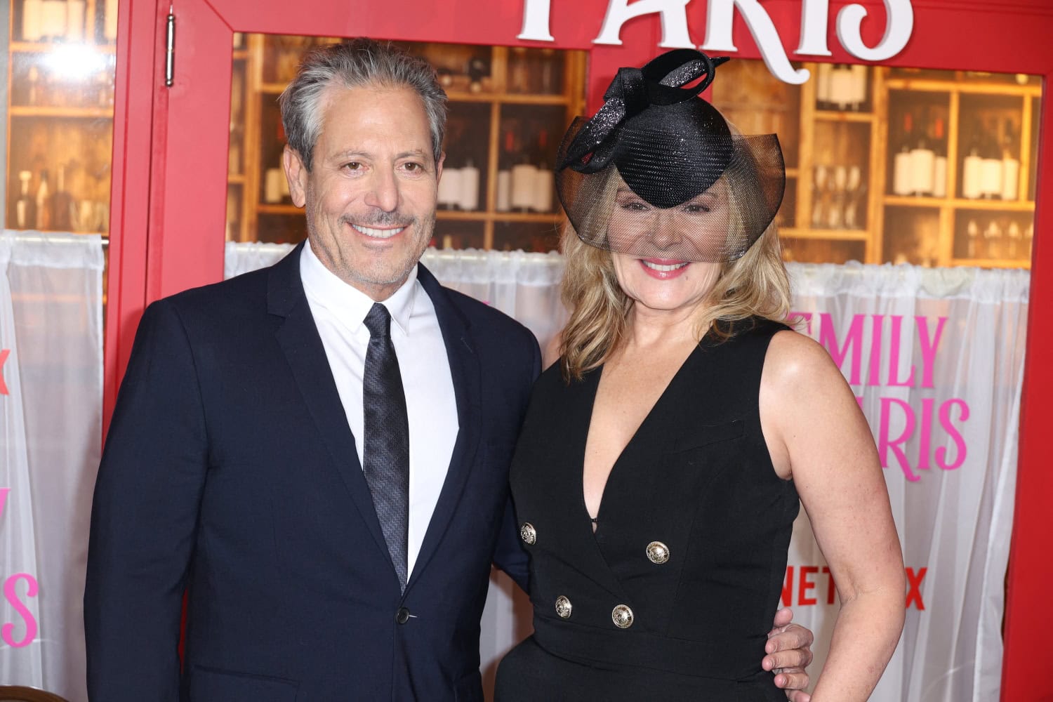 Darren Star ja Kim Cattrall Emily in Paris -sarjan ensi-illassa 6. joulukuuta.