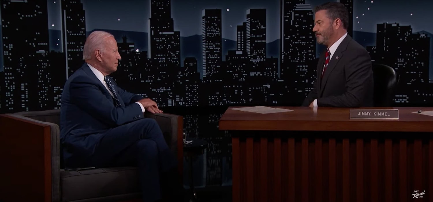 Yhdysvaltain presidentti Joe Biden (vas.) oli Jimmy Kimmelin haastattelussa juontajan omassa ohjelmassa.