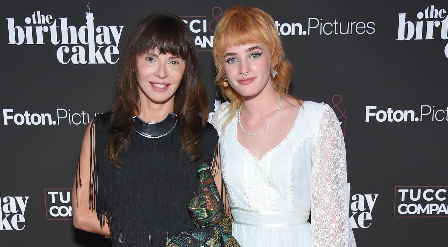 Esther McGregor (oik.) yhdessä äitinsä Eve Mavrakisin (vas.) kanssa.