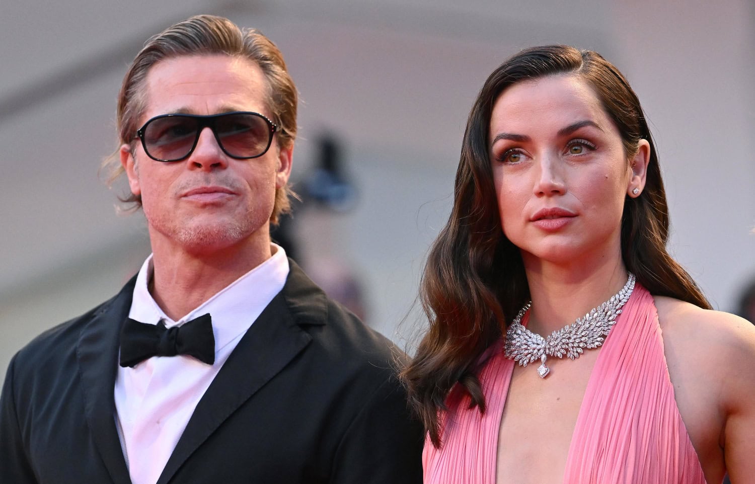 Ana de Armas on saanut kritiikkiä elokuvan trailerin pohjalta. Brad Pitt on kuitenkin puolustanut De Armaksen roolisuoritusta.