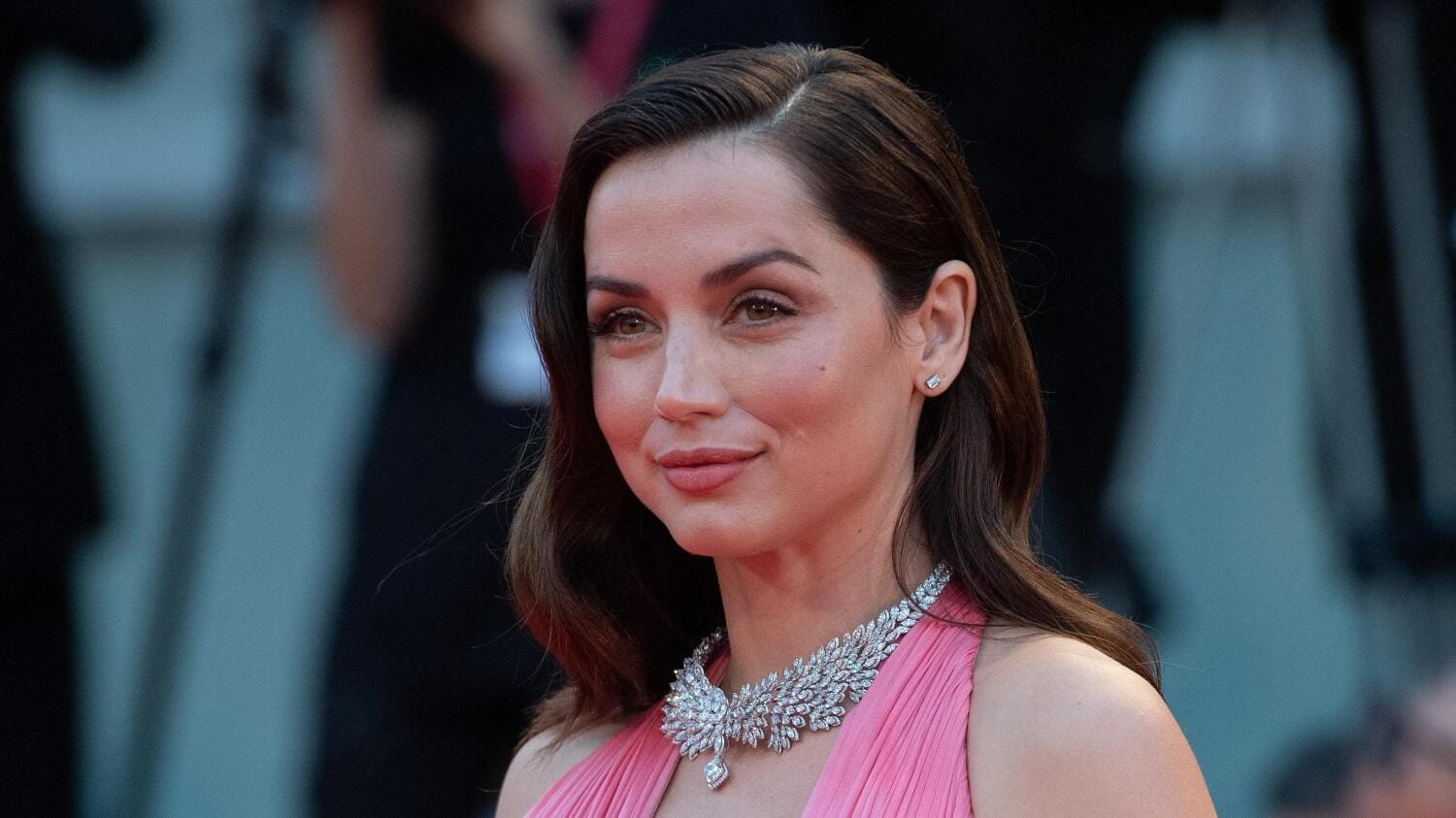 Armas koki päivittäin tunteja kestävän muodonmuutoksen Monroeksi.