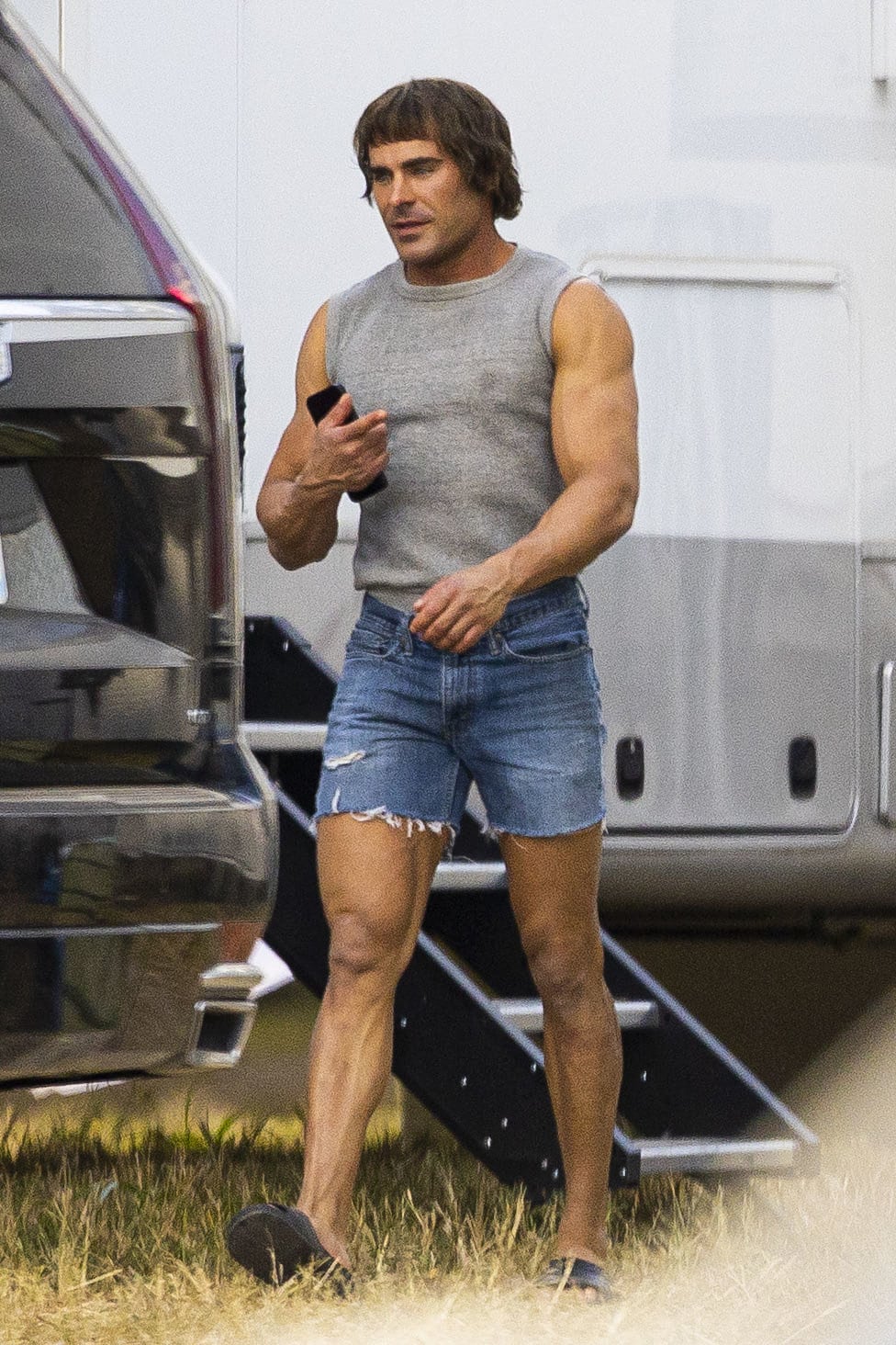 Zac Efron kuvattuna The Iron Claw -elokuvan kuvauksissa