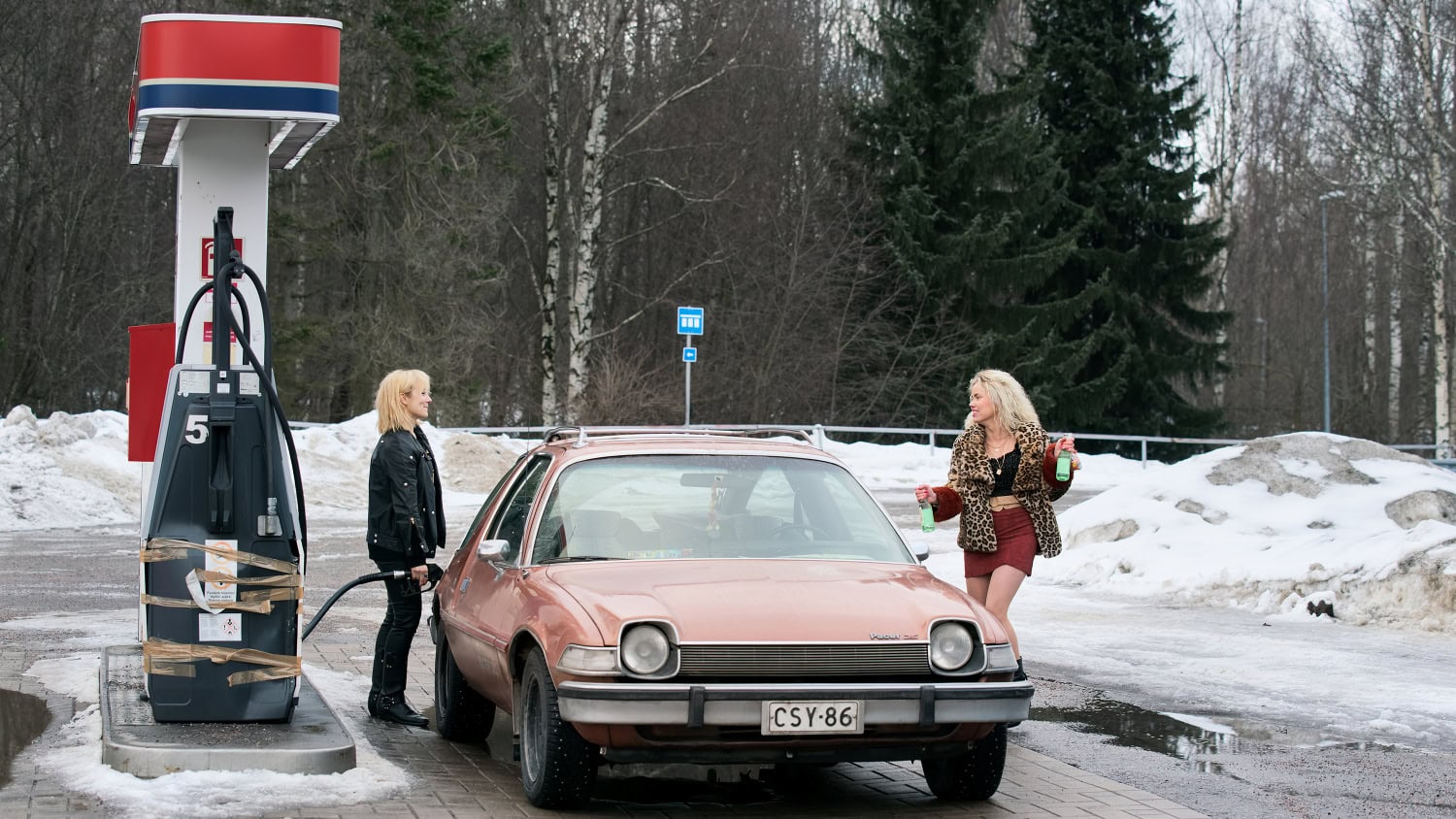 Kikka ja Paula kiertävät elokuvassa kahdestaan ympäri Suomen keikkalavoja.