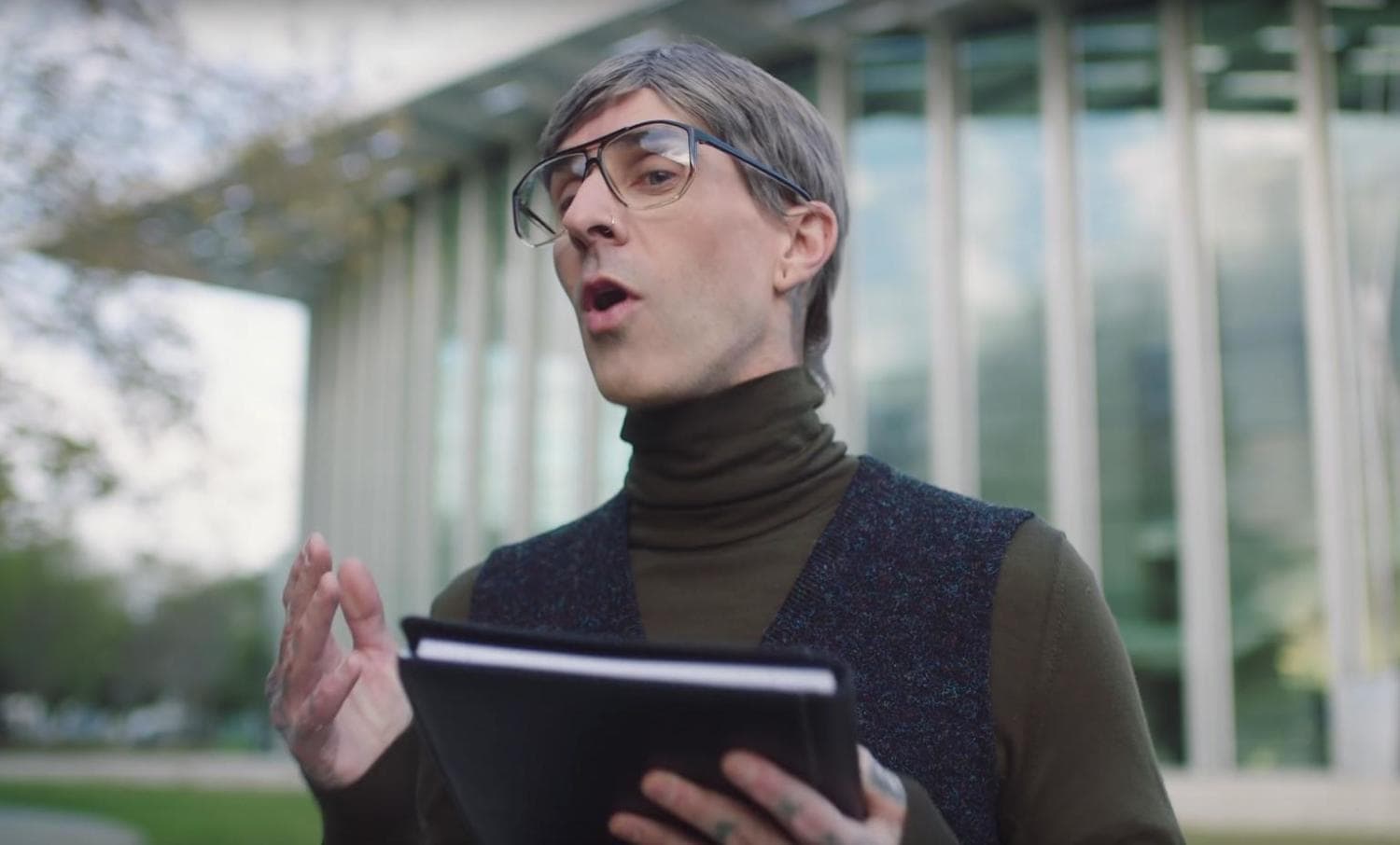 Travis Barker Emo girl -kappaleen musiikkivideolla.