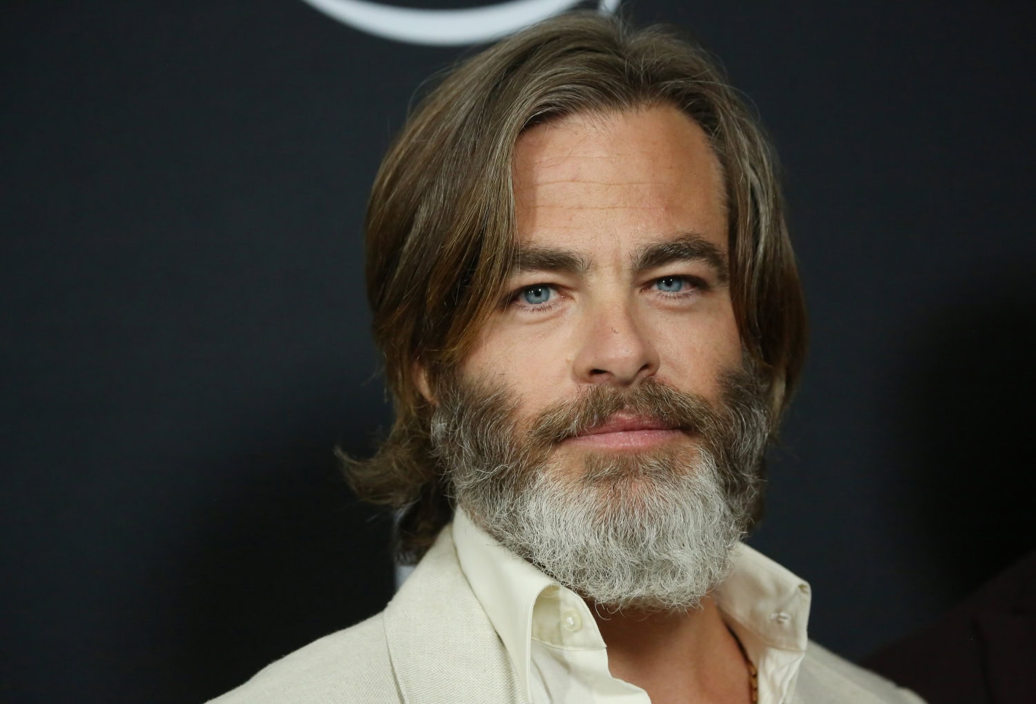 Chris Pine ensi-illassa maaliskuussa 2022.