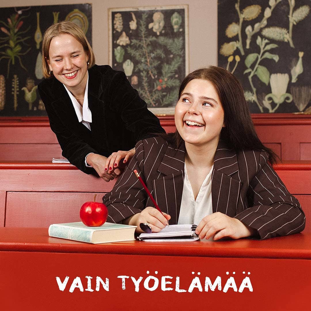 Vain työelämää -podcastissa Minttu Tikkanen ja Sanni Seppä sukeltavat mielenkiintoisten vieraiden uratarinoihin, joissa oma urapolku on luotu ilman alan koulutuksia tai korkeakoulututkintoja.