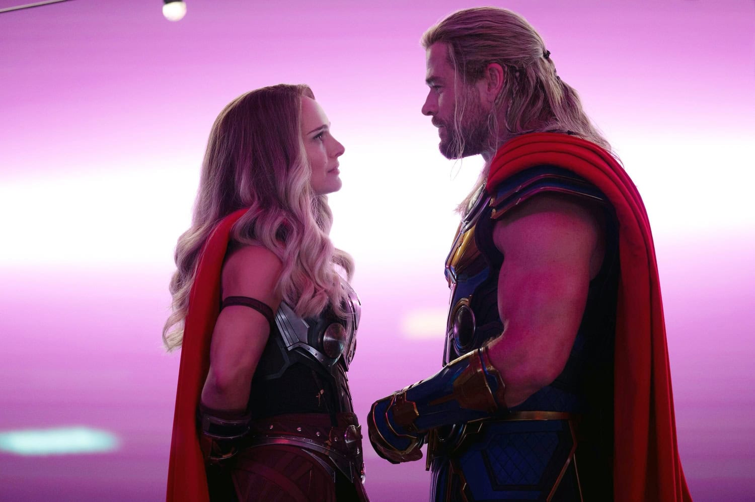 Natalie Portman ja Chris Hemsworth tuoreessa Thor-elokuvassa