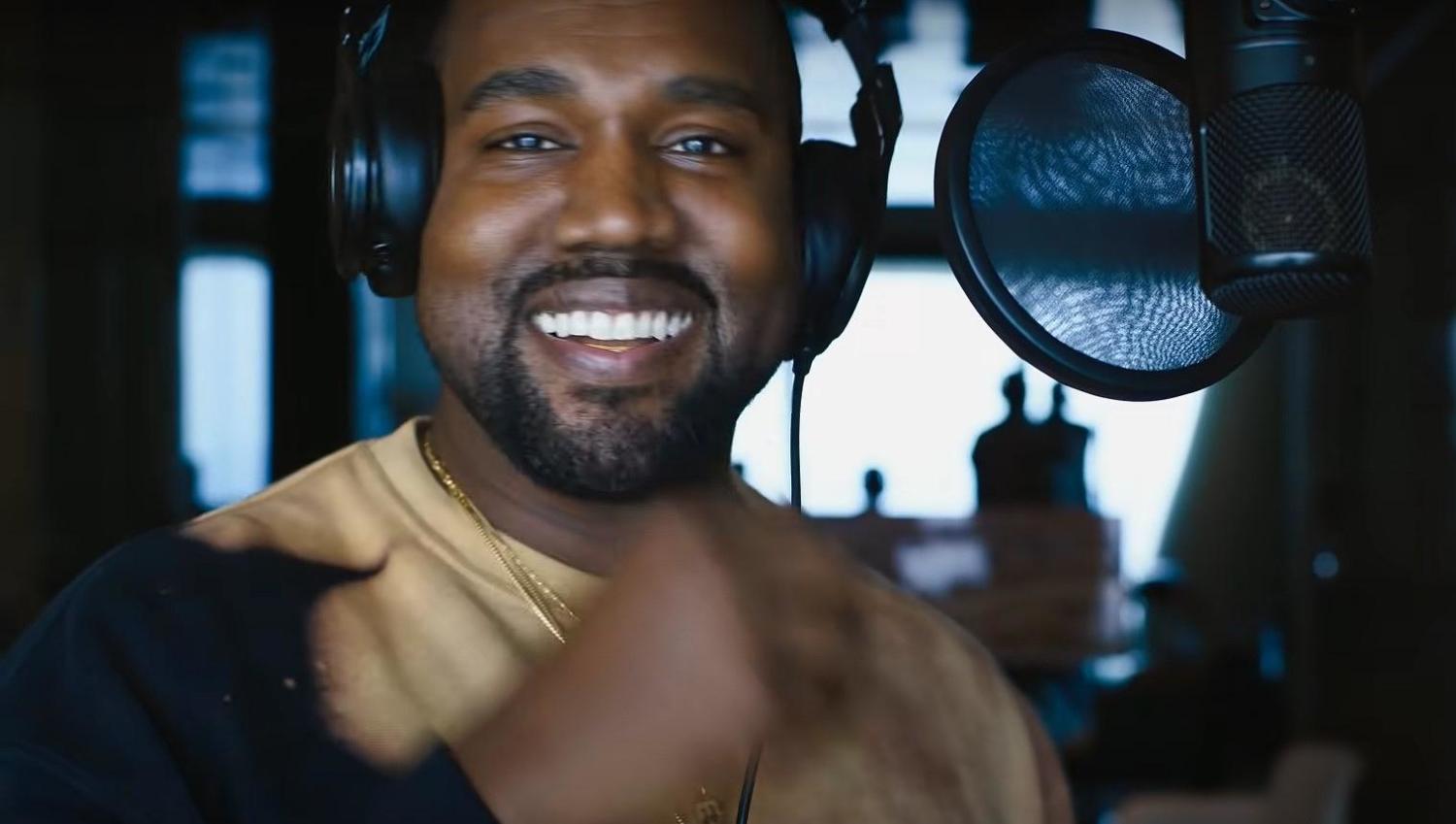 Kanye West hymyilee leveästi äänitysstudiossa trailerin aikana.