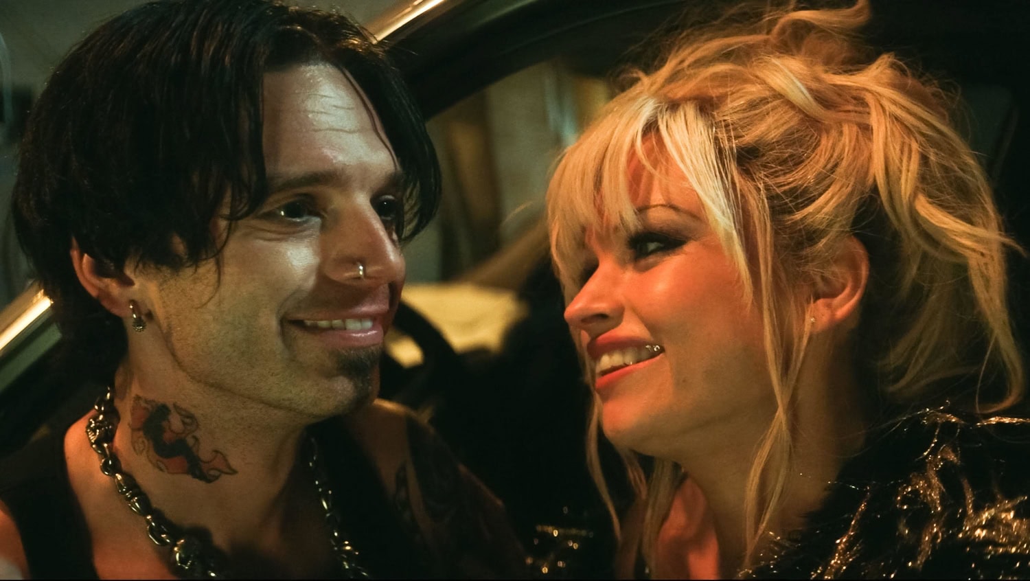 Sebastian Stan ja Lily James roolihahmoissaan kahdeksanosaisessa Pam & Tommy -minisarjassa