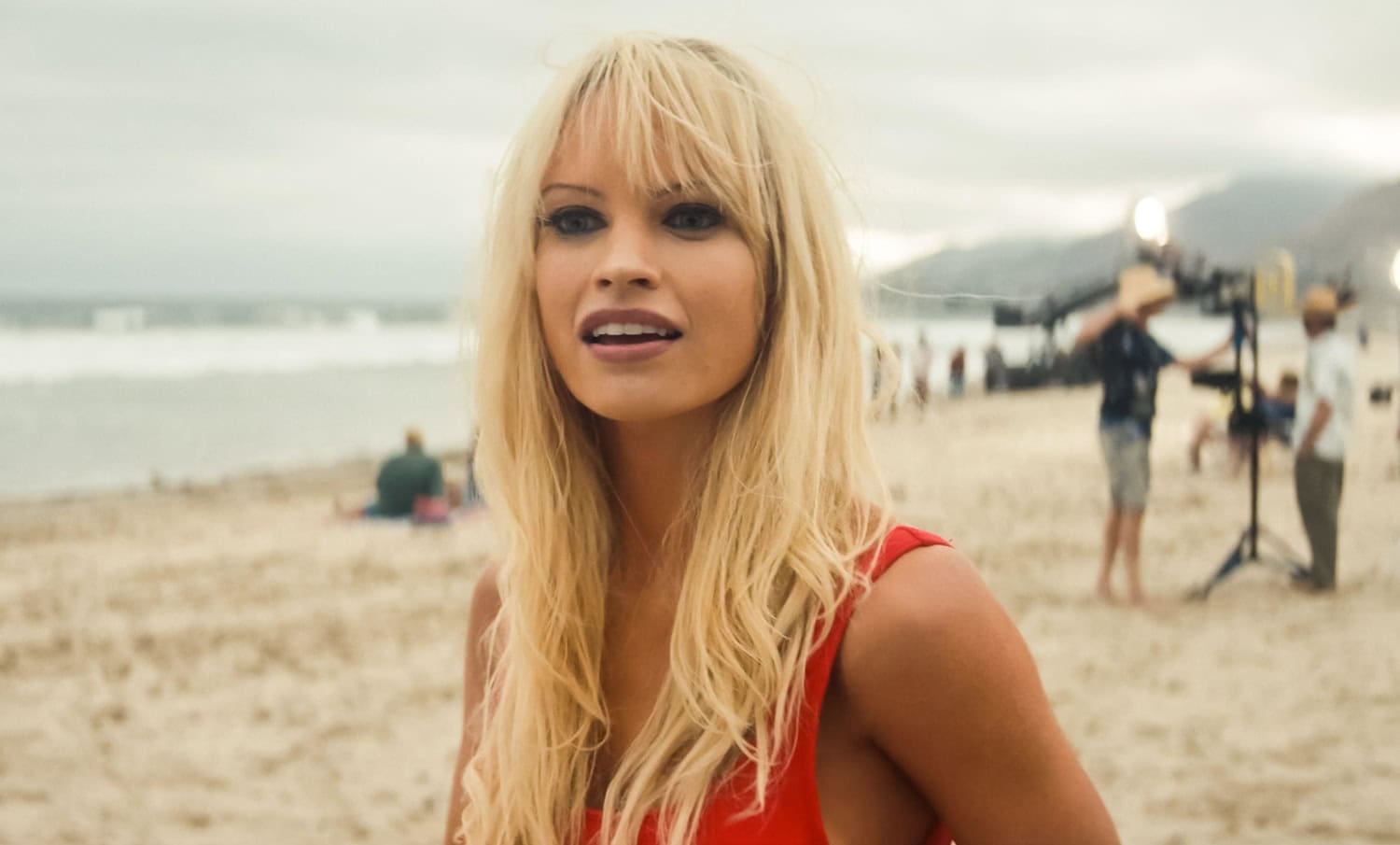 Lily James Pamela Andersonin roolissa