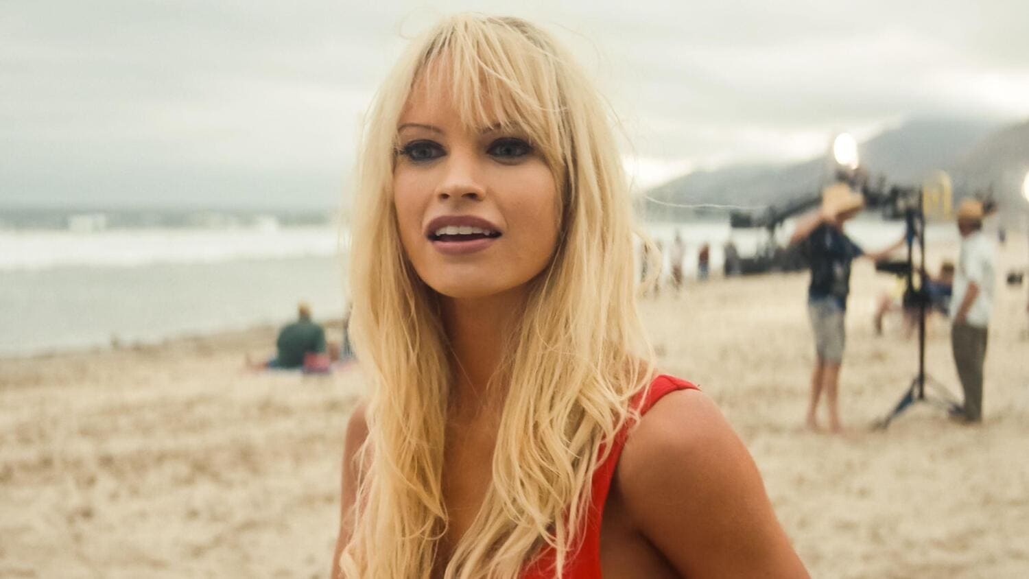 Lily James Anderson-roolissa.