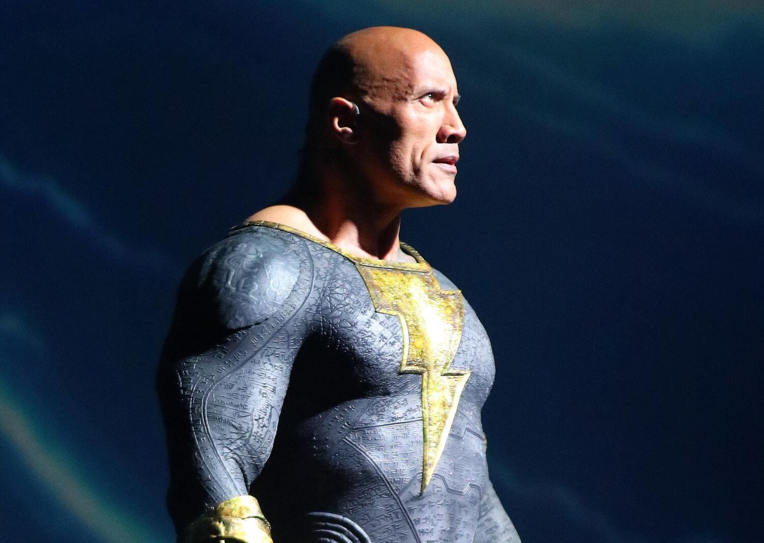 Dwayne Johnson Black Adam -supersankarin asussa.
