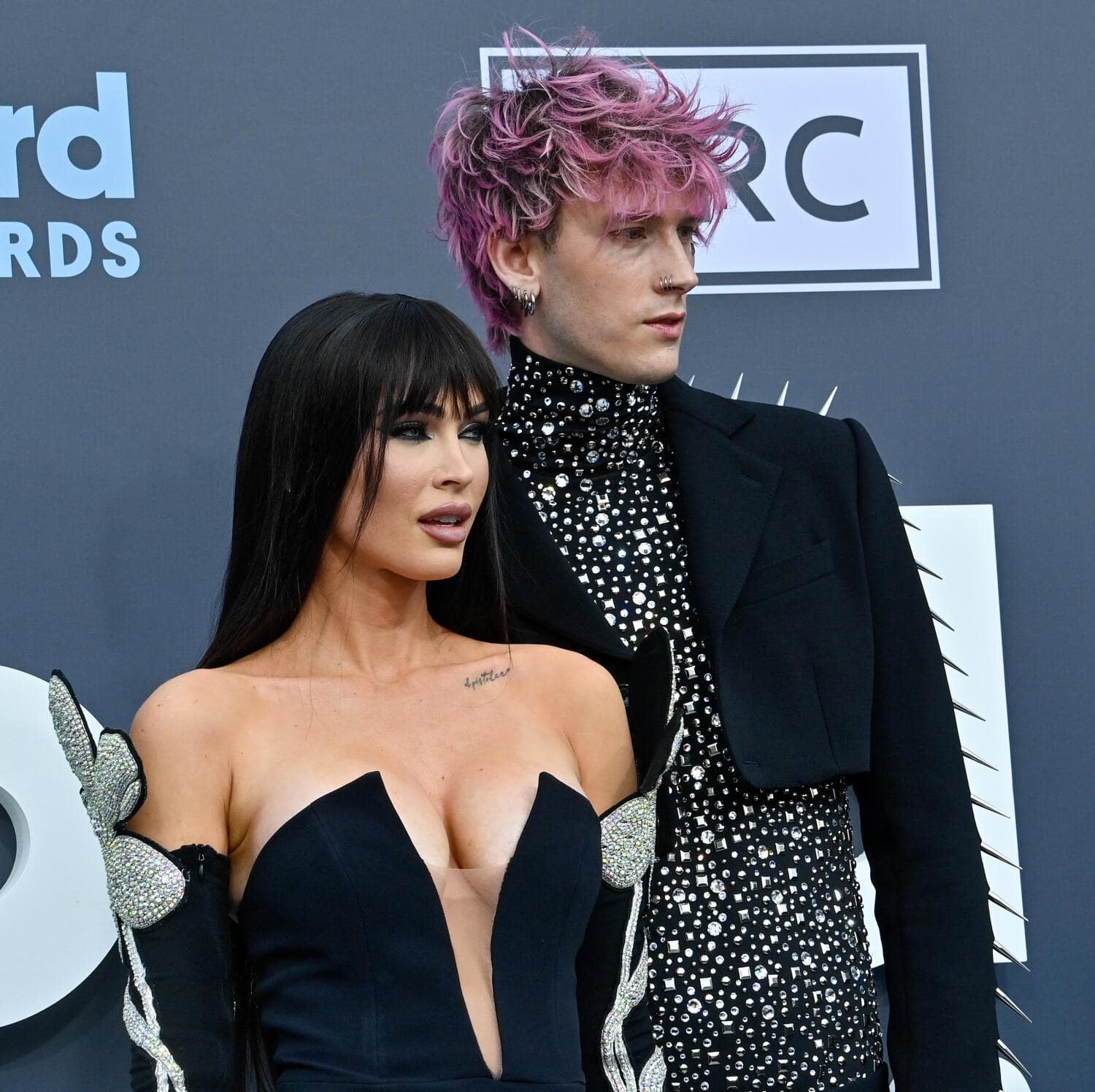 Kihlatut Megan Fox ja Machine Gun Kelly loistivat BBMA-gaalan punaisella matolla.