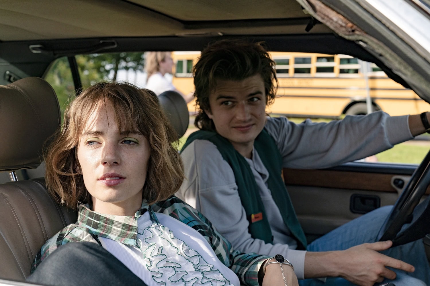 Stranger Things -sarjan näyttelijät Maya Hawke (oik.) ja Joe Keery (vas.) roolihahmoissaan.