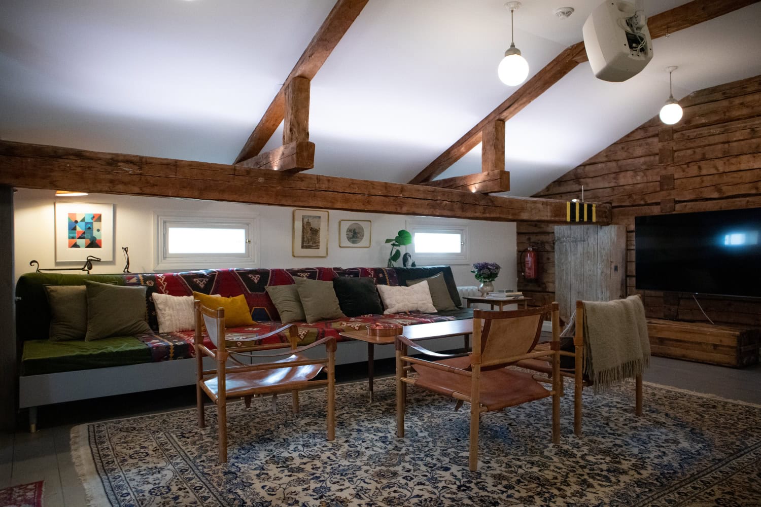 Näkyviin jätetyt hirsirakenteet tekivät katsojiin vaikutuksen.