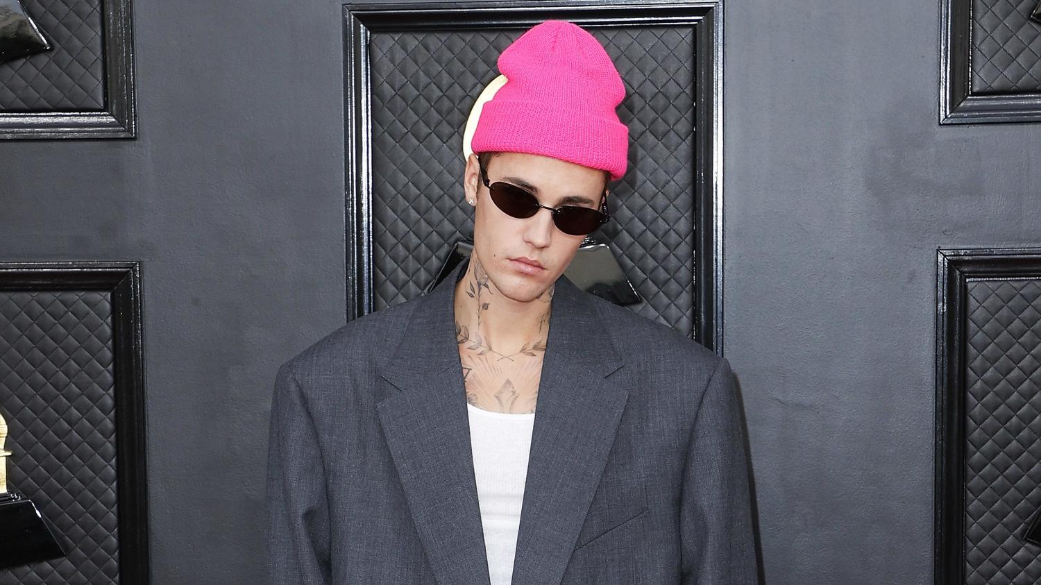 Justin Bieberin jotkut fanit innostuivat idolinsa asusta niin paljon, että he toivovat artistin olevan seuraava Spider-Man.