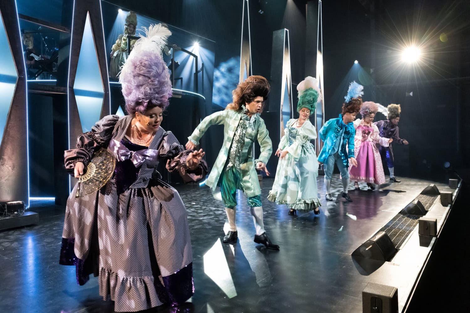 Huvituttaako Revyyta esitetään Peacock-teatterissa.