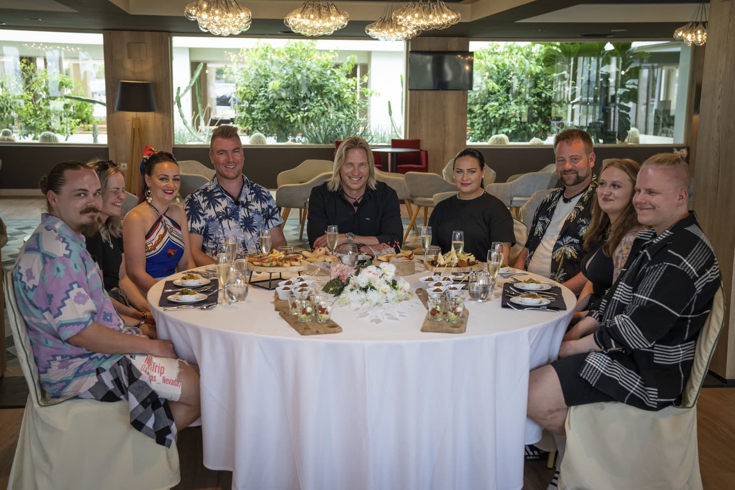 Ensimmäisessä jaksossa pariskunnat viettävät yhteisen illallisen Sami Kurosen kanssa.