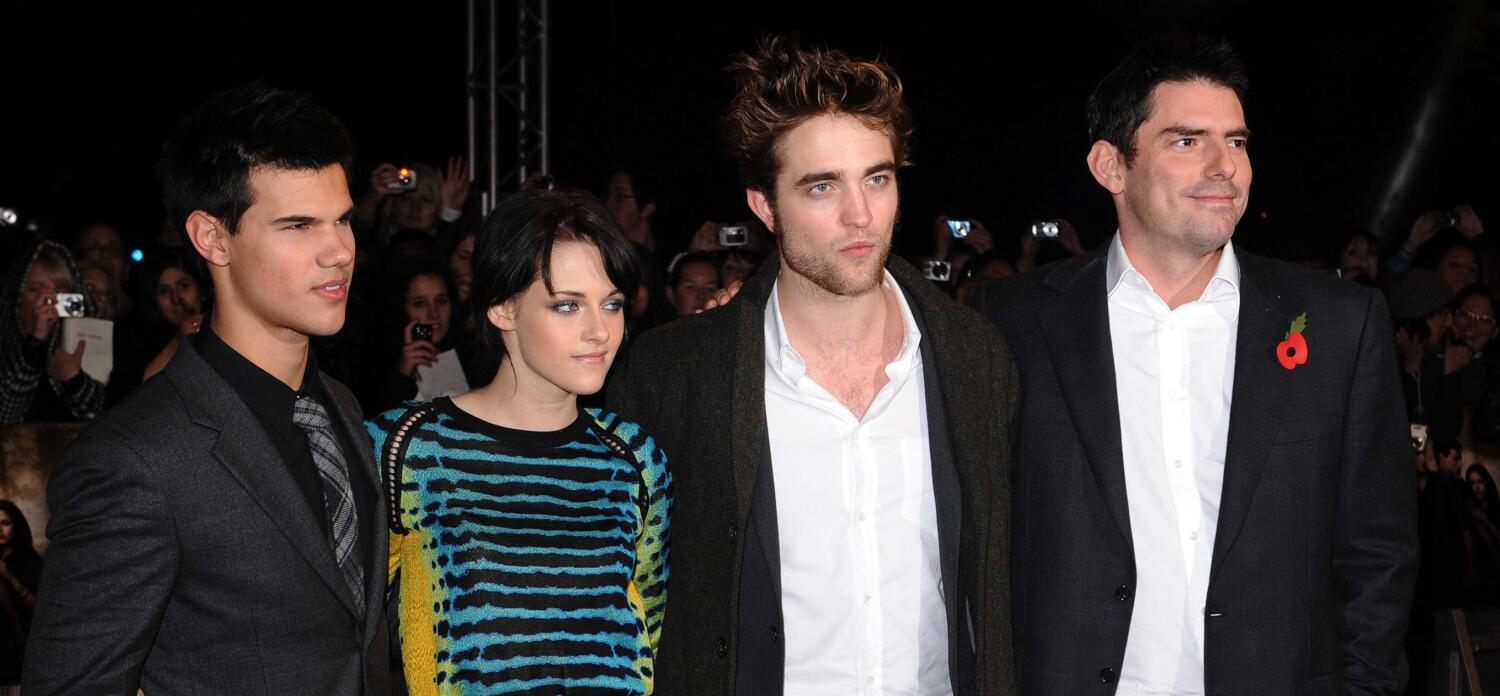 Taylor Swift olisi voinut olla samalla punaisella matolla yhdessä Twilight-päätähtien Taylor Lautnerin (vas.), Kristen Stewartin (vas. kesk.) ja Robert Pattinsonin (oik. kesk.) kanssa, jos ohjaaja Chris Weitz (oik.) olisi sallinut sen.