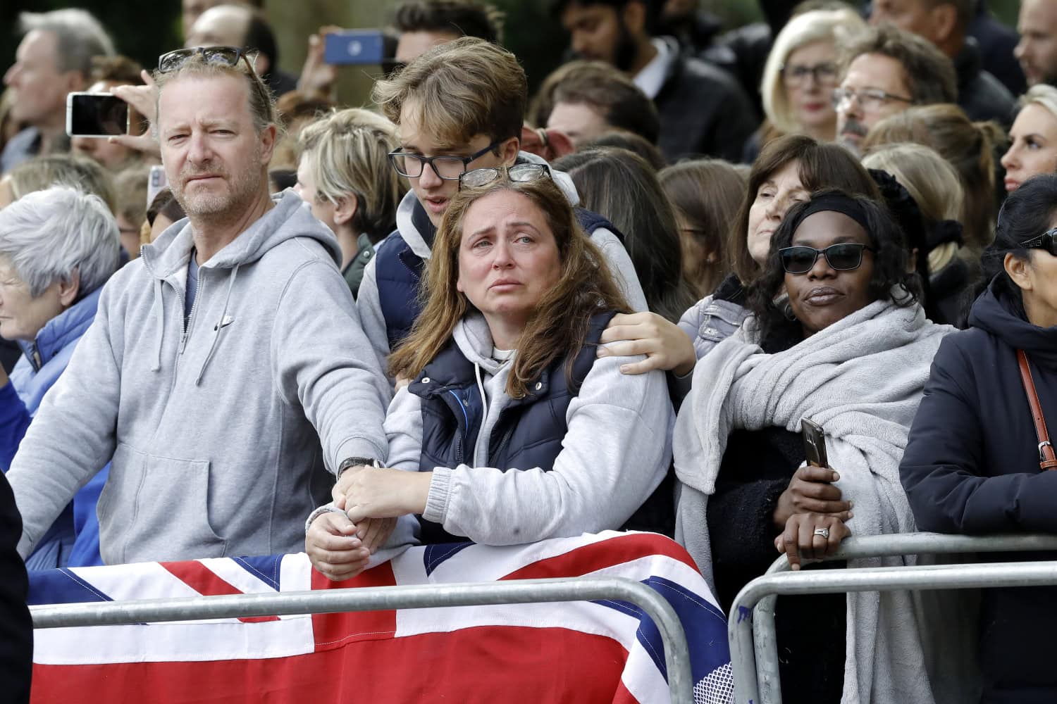 Brittikansa on surrut kuningatar Elisabetia hautajaispäivänä kaduilla.