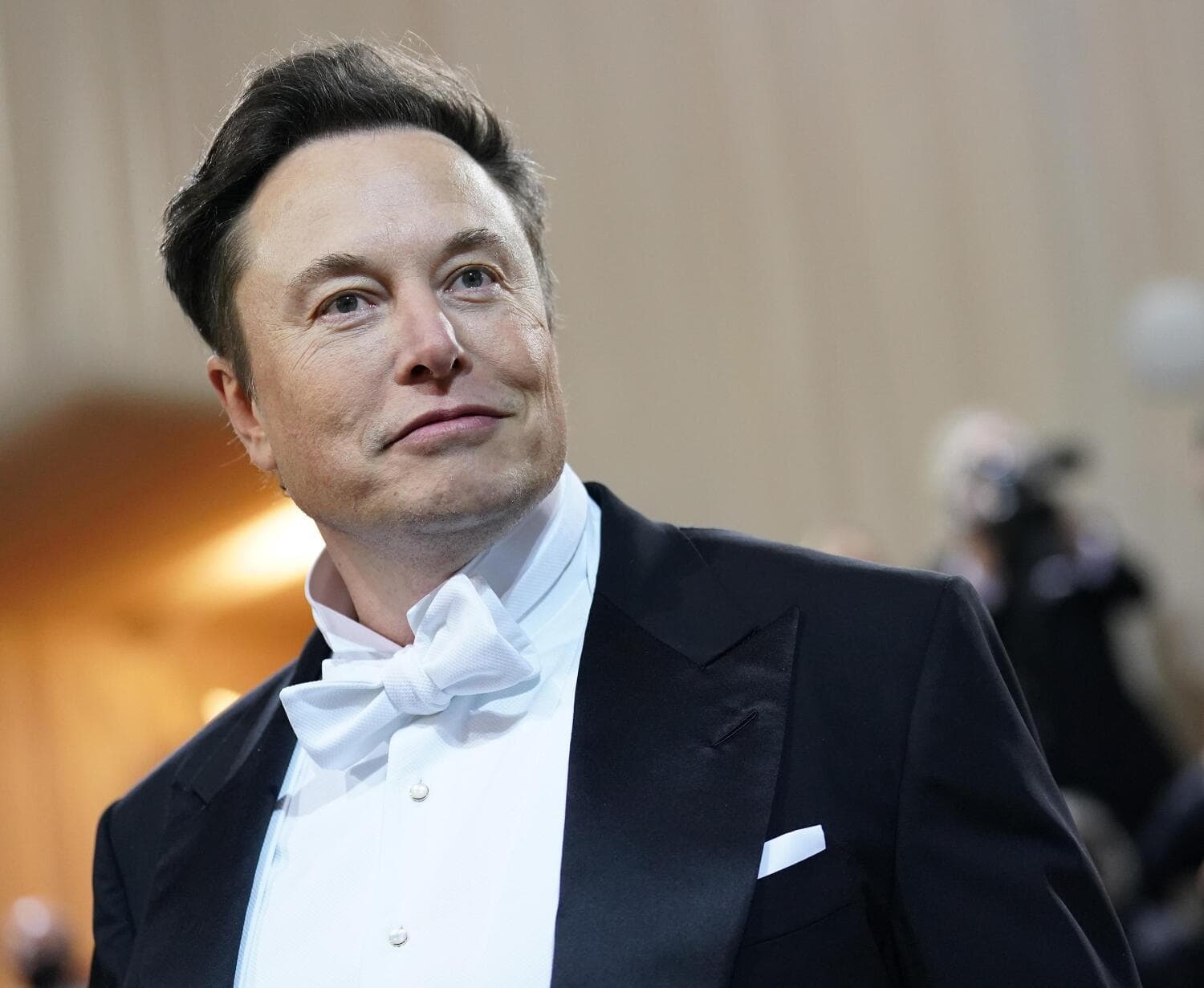 Elon Musk vitsailee Twitterin oikeushaasteuhkauksista twiitissään.